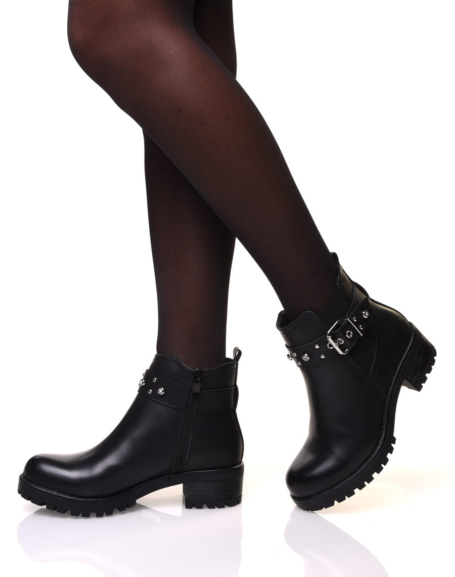Bottines noires à lanières ornées de strass et de petits clous
