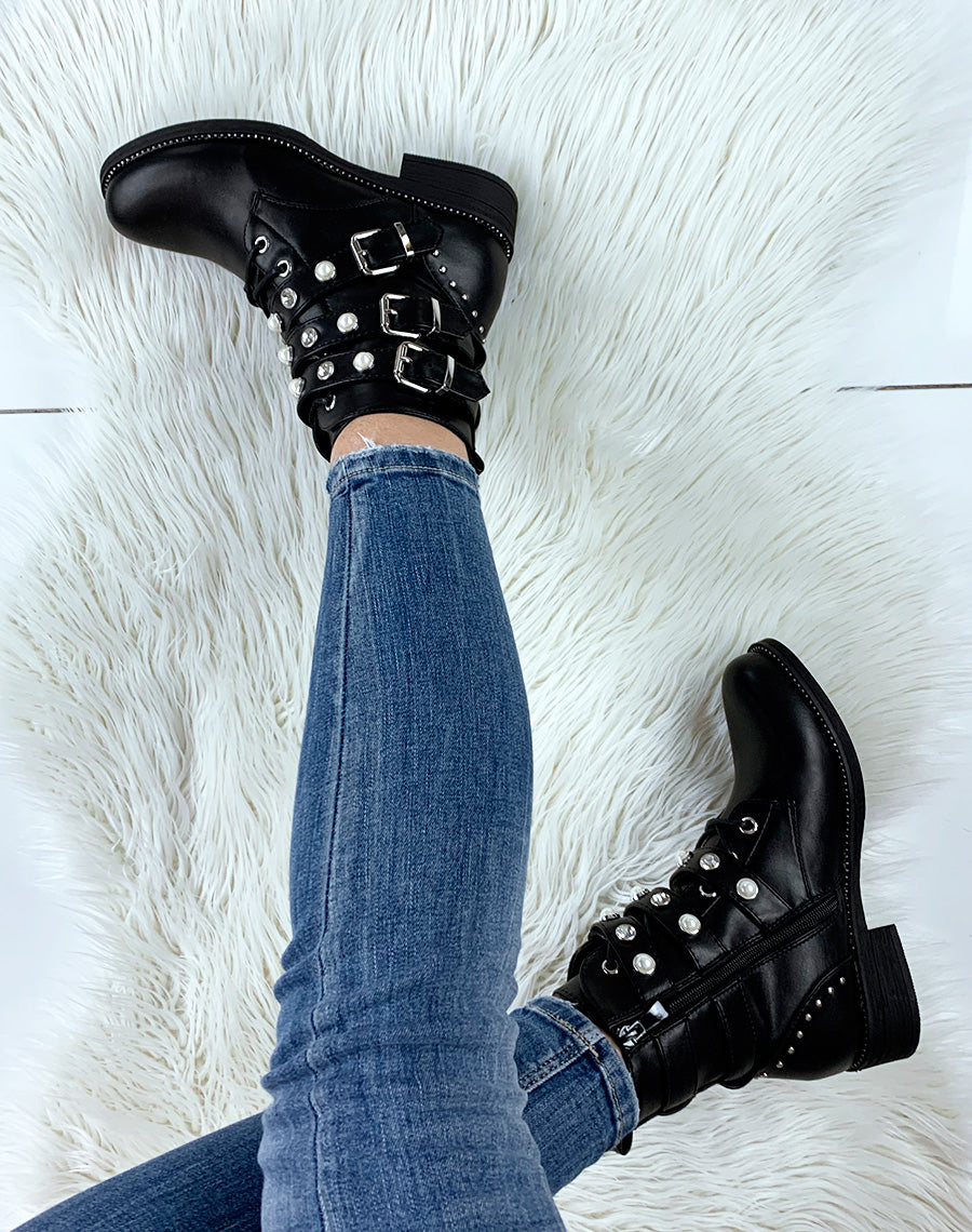 Bottines noires à lanières perlées