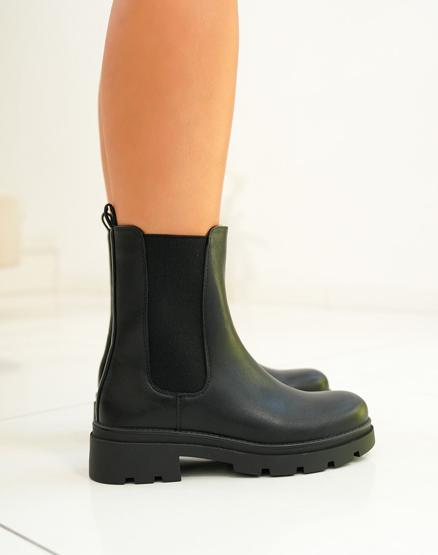 BOTTINES NOIRES MONTANTE STYLE CHELSEA AVEC SEMELLE CRANTÉE POUR FEMME