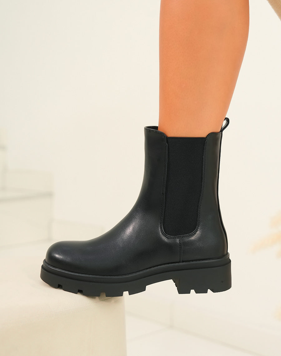 BOTTINES NOIRES MONTANTE STYLE CHELSEA AVEC SEMELLE CRANTÉE POUR FEMME