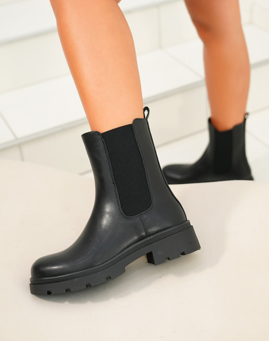 BOTTINES NOIRES MONTANTE STYLE CHELSEA AVEC SEMELLE CRANTÉE POUR FEMME