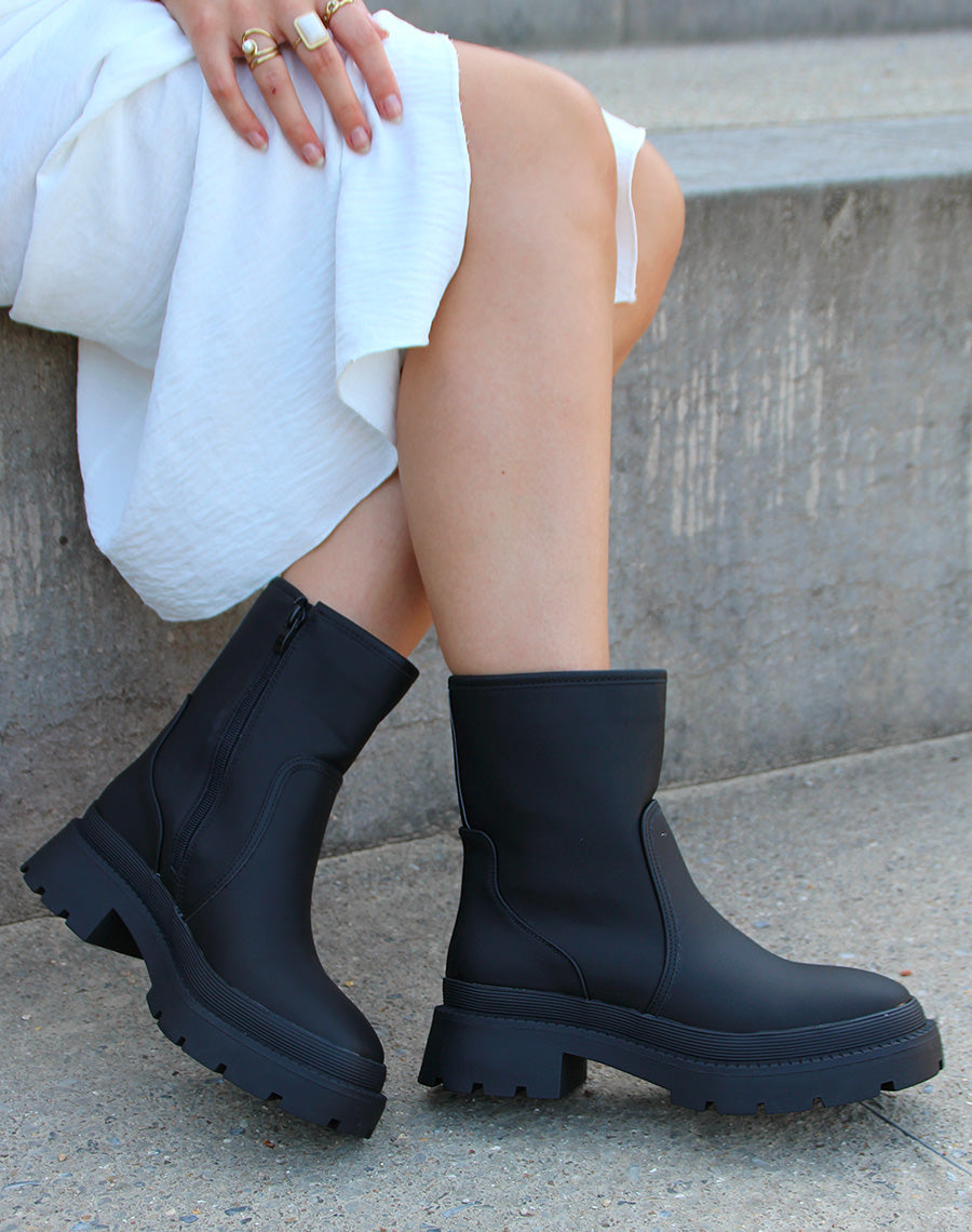 Bottines noires montantes à double semelle talonnée et épaisse