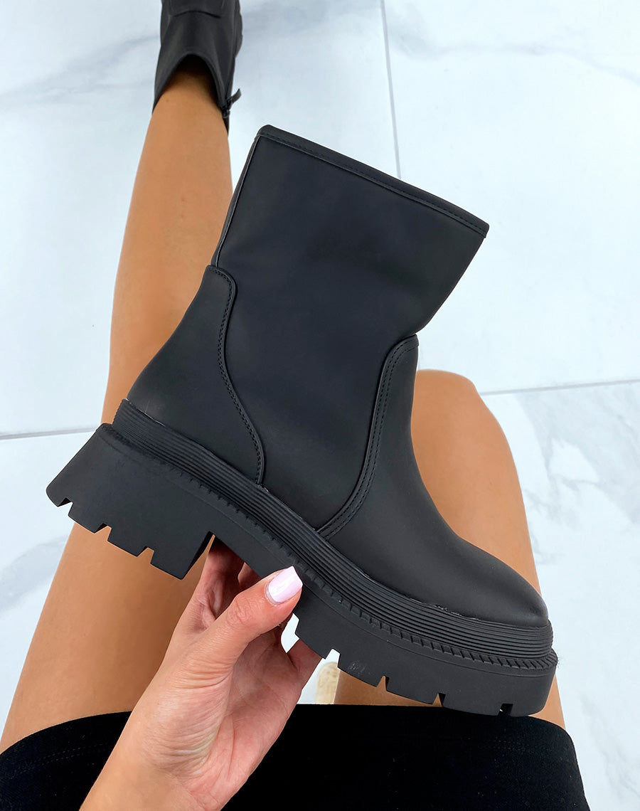 Bottines noires montantes à double semelle talonnée et épaisse