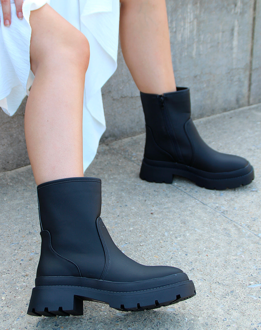 Bottines noires montantes à double semelle talonnée et épaisse