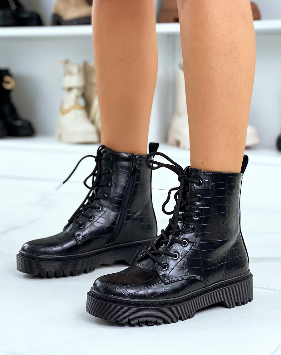Bottines noires montantes effet croco à lacets