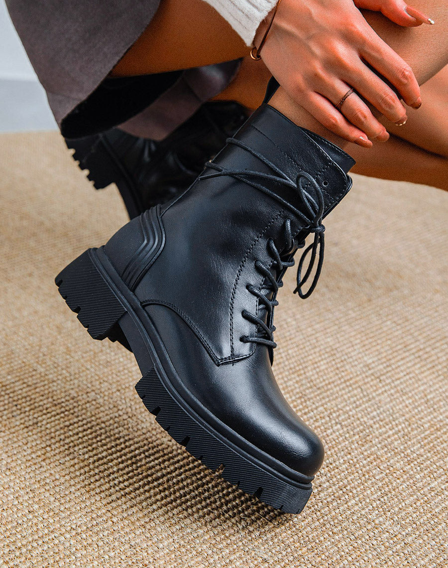 Bottines noires montantes à lacet enroulé et semelle crantée
