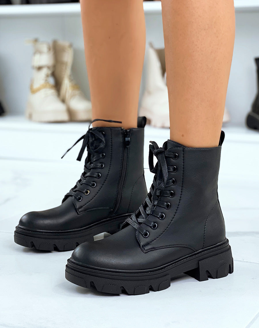 Bottines noires montantes à lacets et semelle crantée