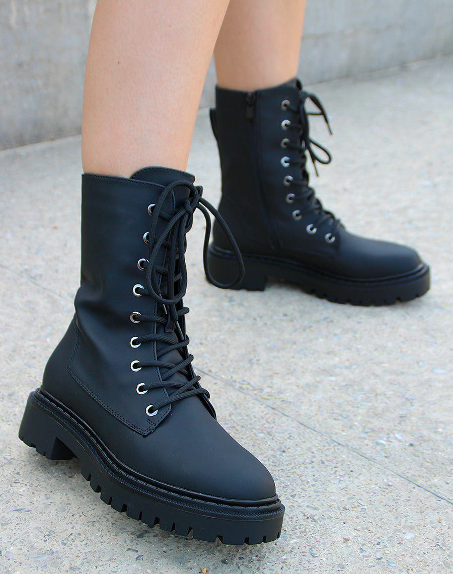 Bottines noires montantes mattes à lacet et semelle talonnée