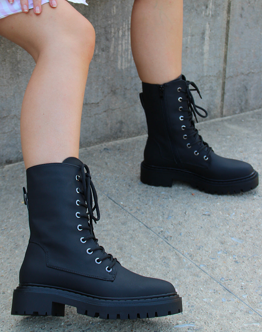 Bottines noires montantes mattes à lacet et semelle talonnée