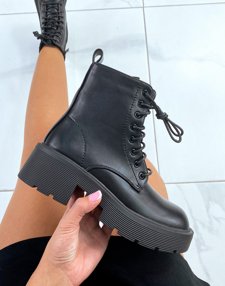 Bottines noires montantes à semelle crantée