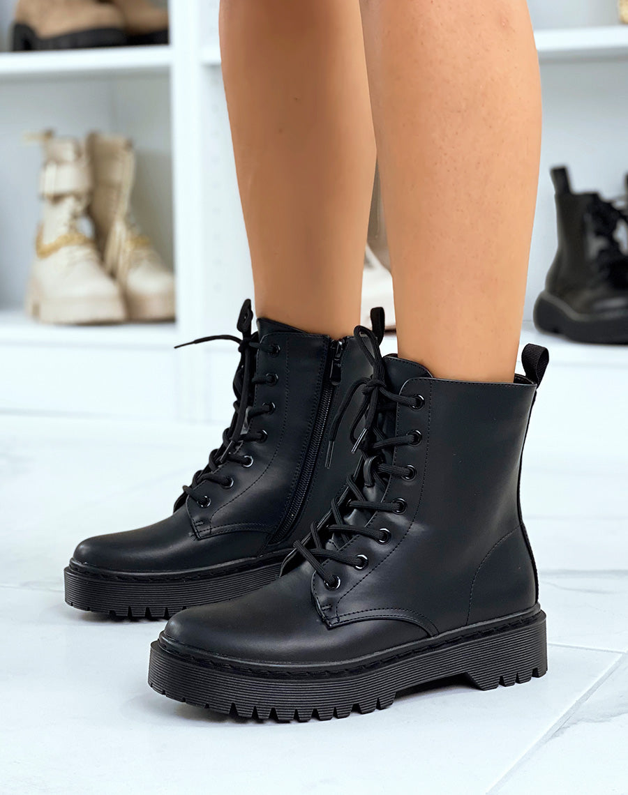 Bottines noires montantes à semelle plate lacées