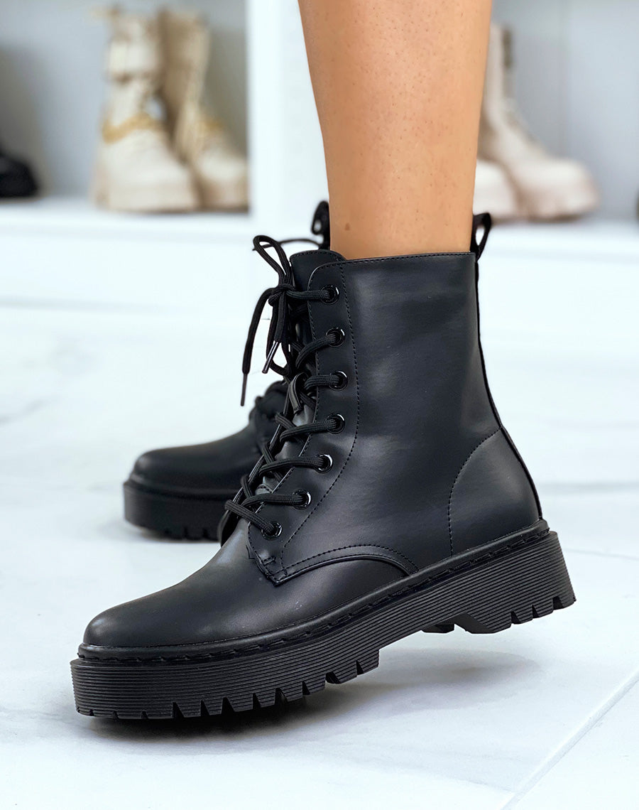 Bottines noires montantes à semelle plate lacées