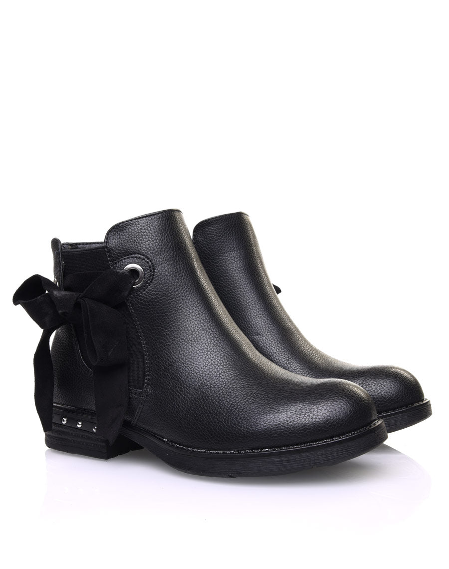 Bottines noires à noeud et oeillets