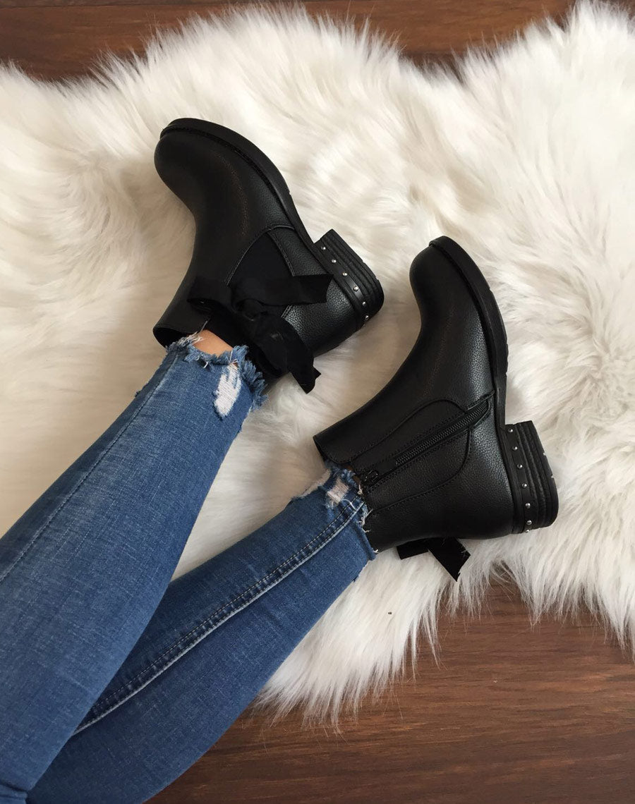 Bottines noires à noeud et oeillets