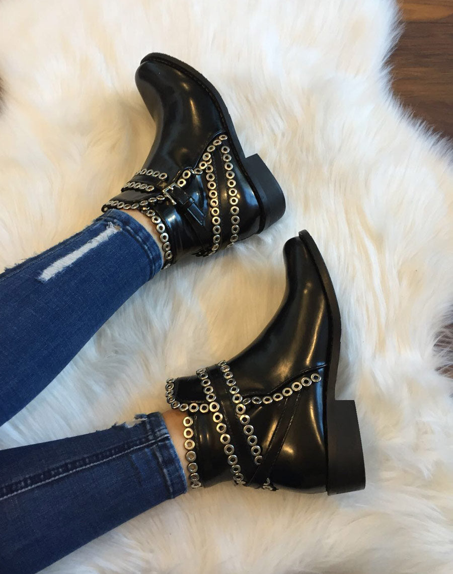 Bottines noires ornées d’œillets