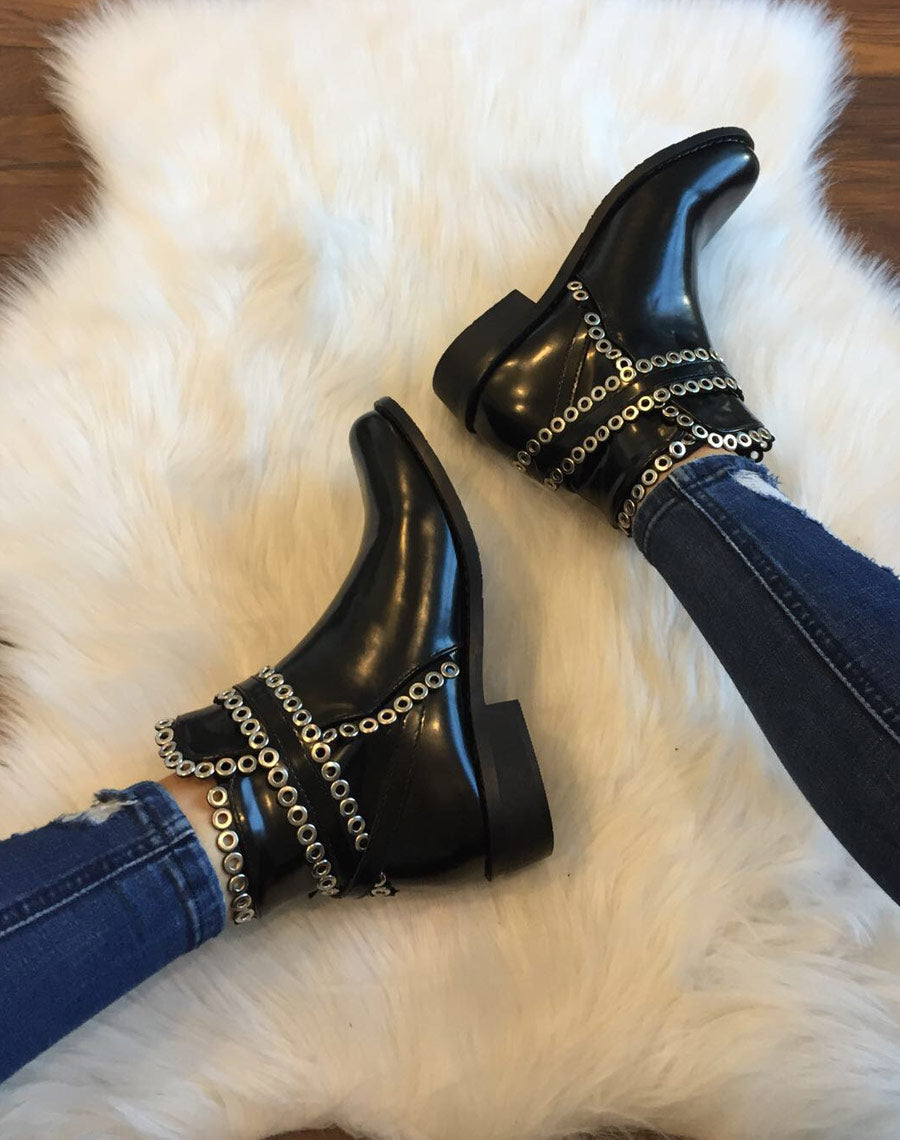 Bottines noires ornées d’œillets