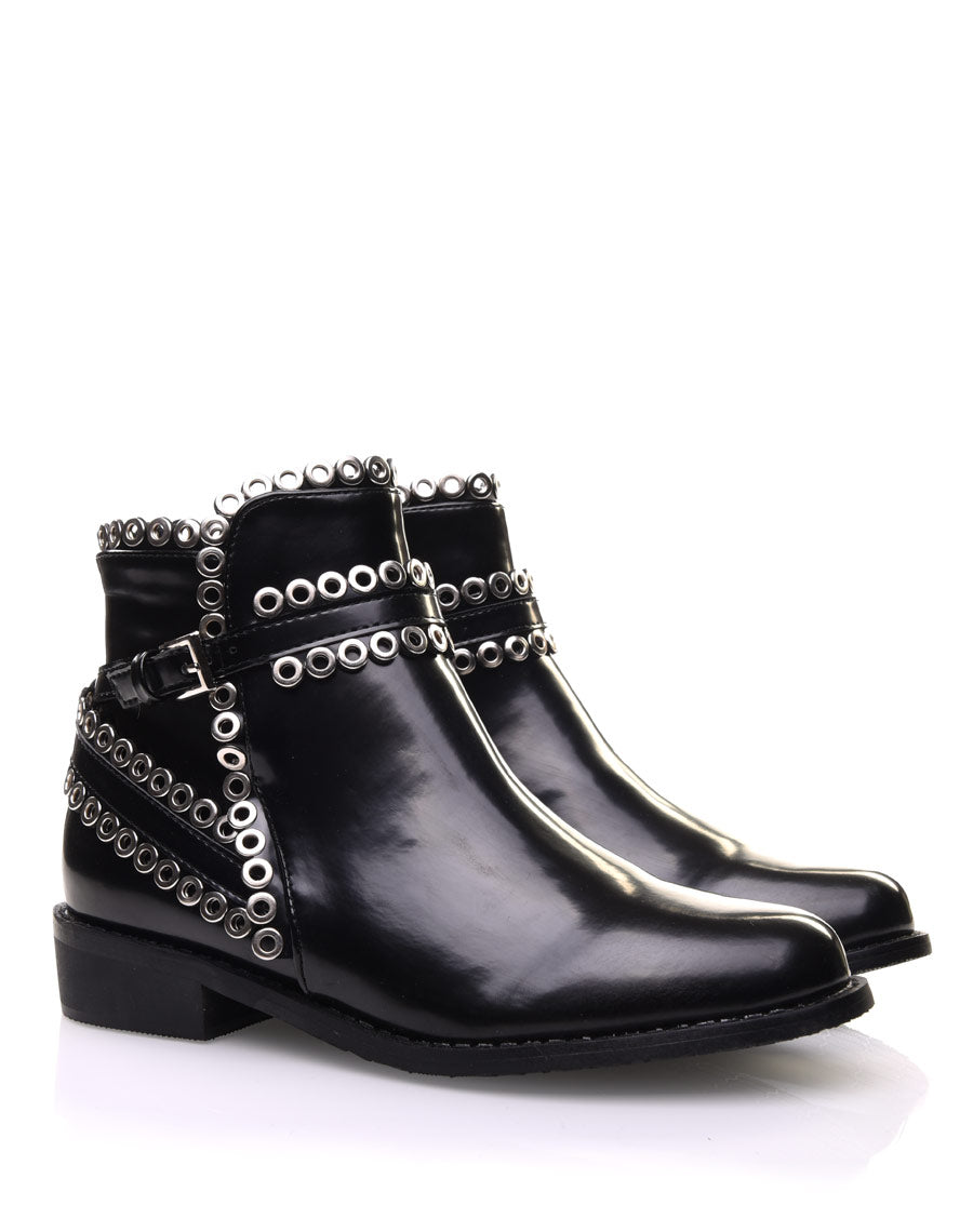 Bottines noires ornées d’œillets