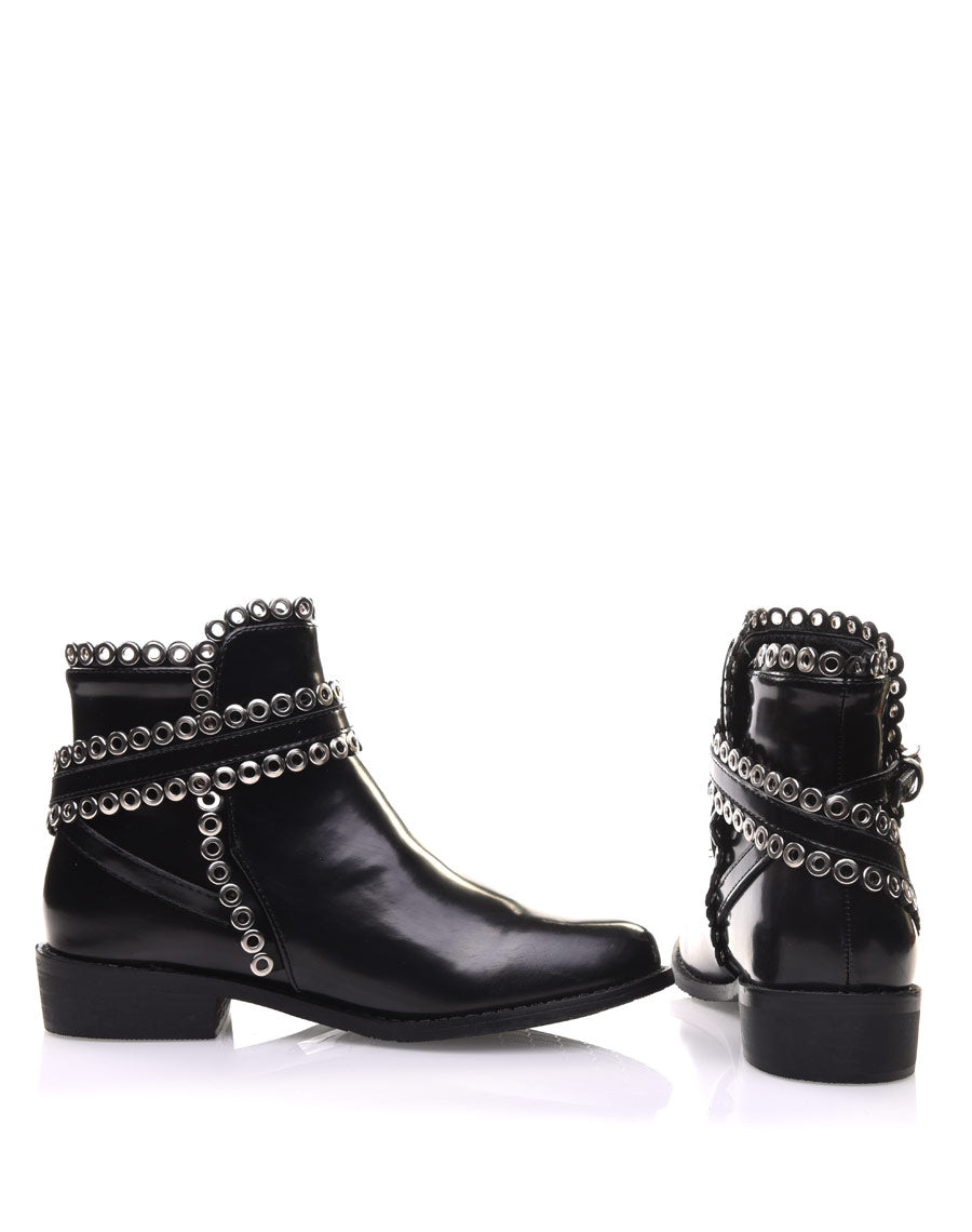 Bottines noires ornées d’œillets