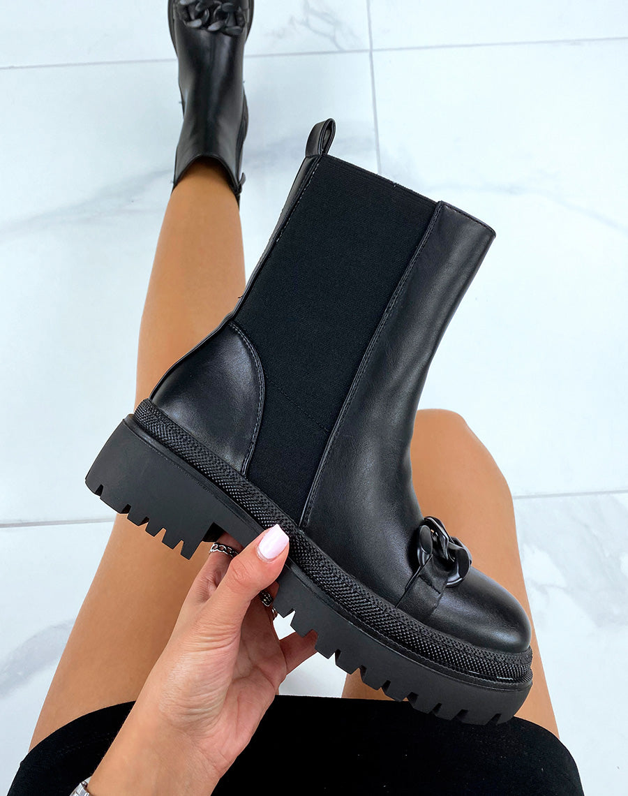 Bottines noires ornées d’une chaîne noire