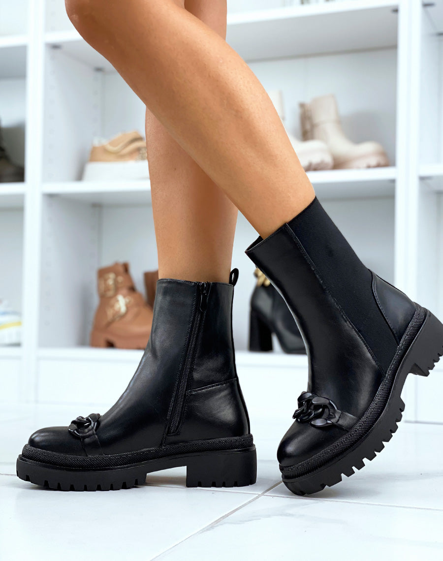 Bottines noires ornées d’une chaîne noire