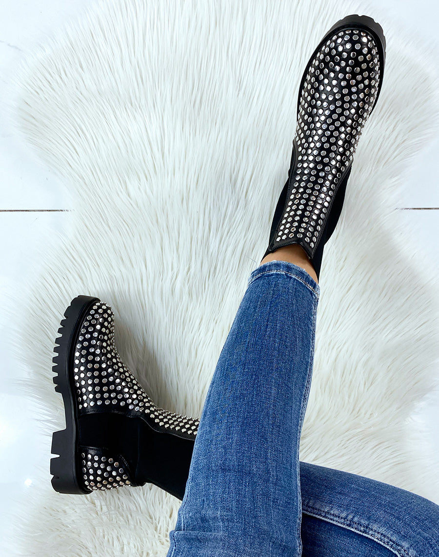 Bottines noires ornées de clous