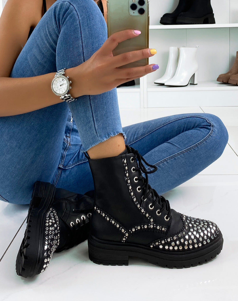 Bottines noires ornées de multiples clous