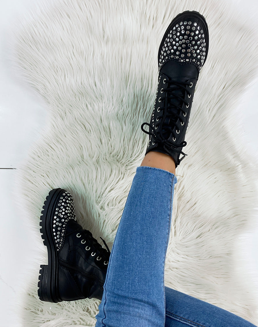 Bottines noires ornées de multiples clous