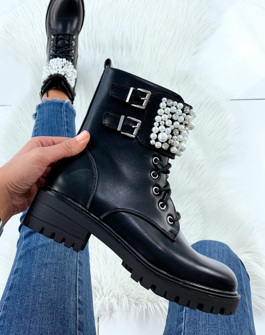 Bottines noires ornées de multiples perles