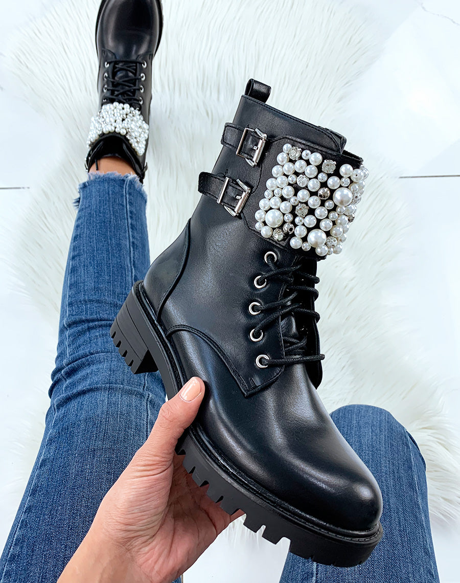 Bottines noires ornées de multiples perles