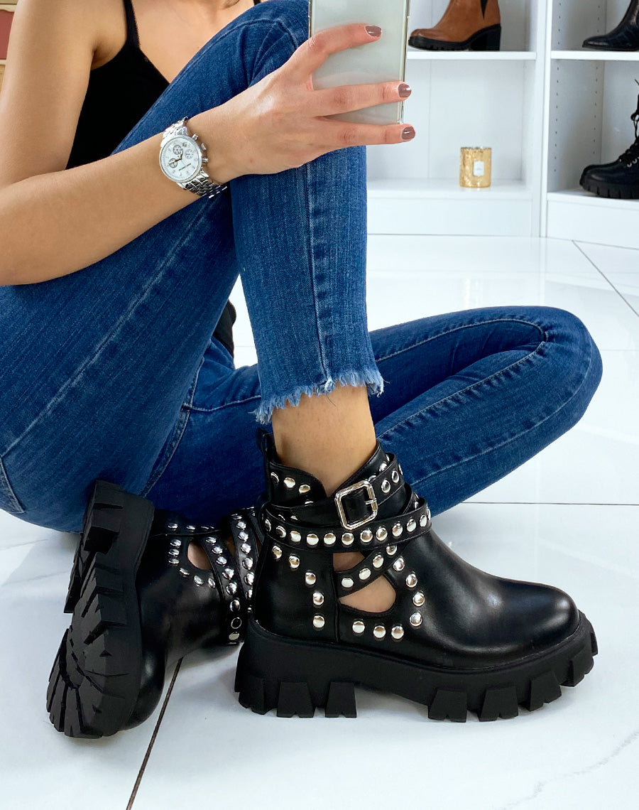 Bottines noires ouvertes cloutées à semelles crantées