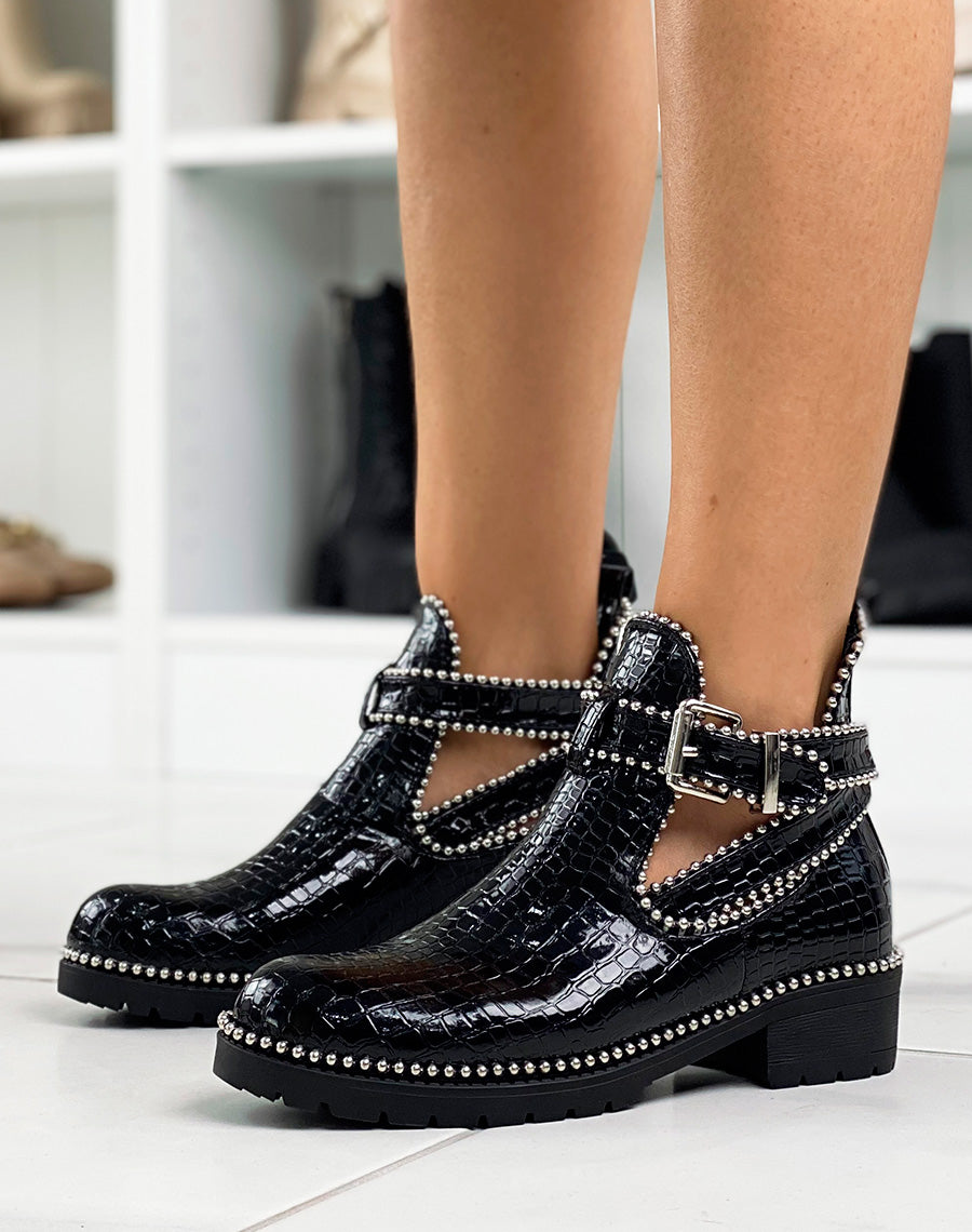 Bottines noires ouvertes en effet croco verni ornées de clous