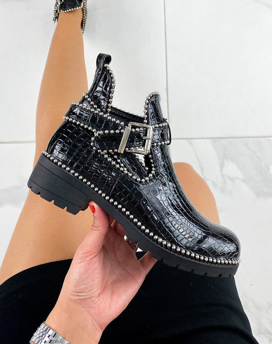 Bottines noires ouvertes en effet croco verni ornées de clous
