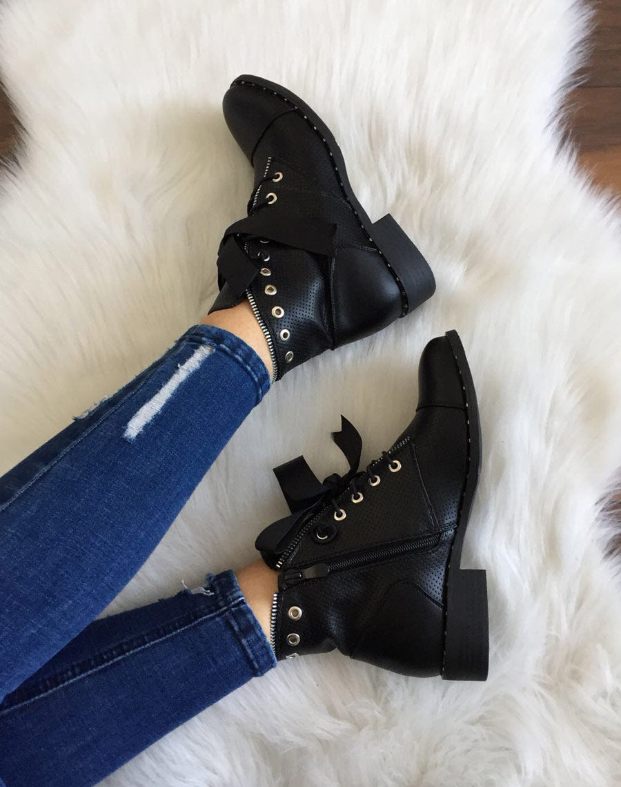 Bottines noires perforées