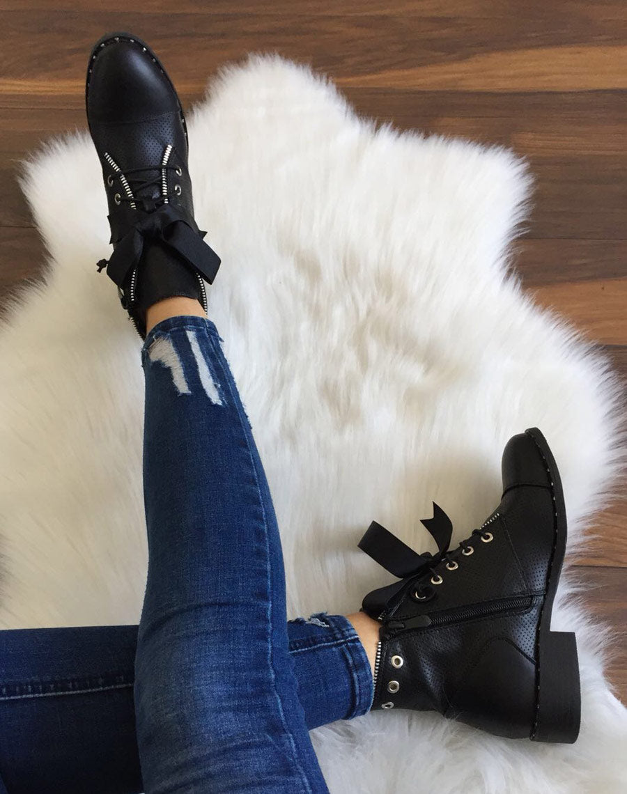 Bottines noires perforées
