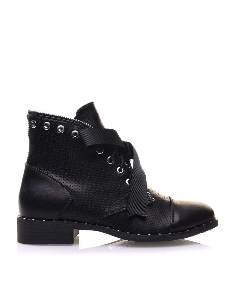 Bottines noires perforées