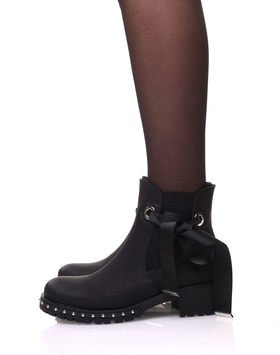 Bottines noires perforées à semelles crantées
