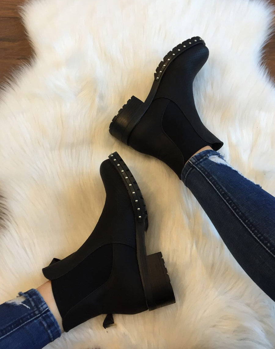 Bottines noires perforées à semelles crantées