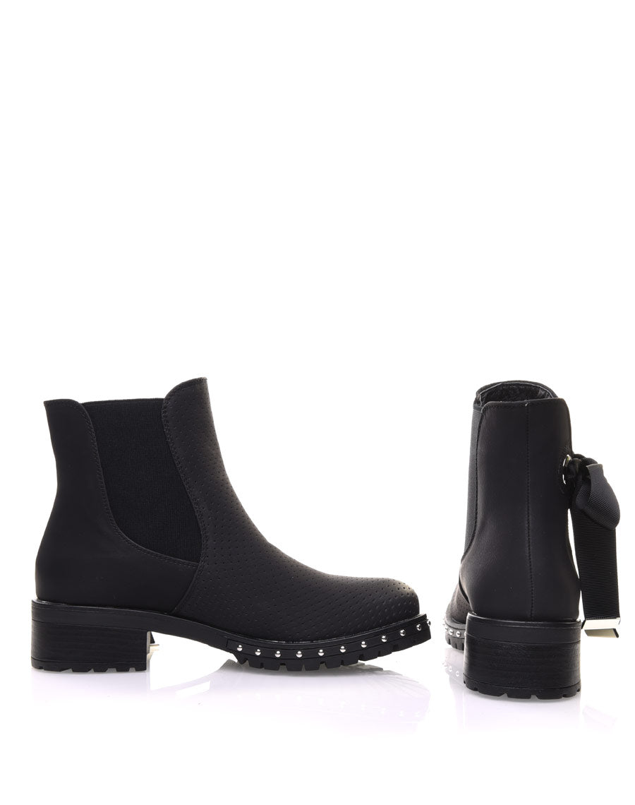 Bottines noires perforées à semelles crantées