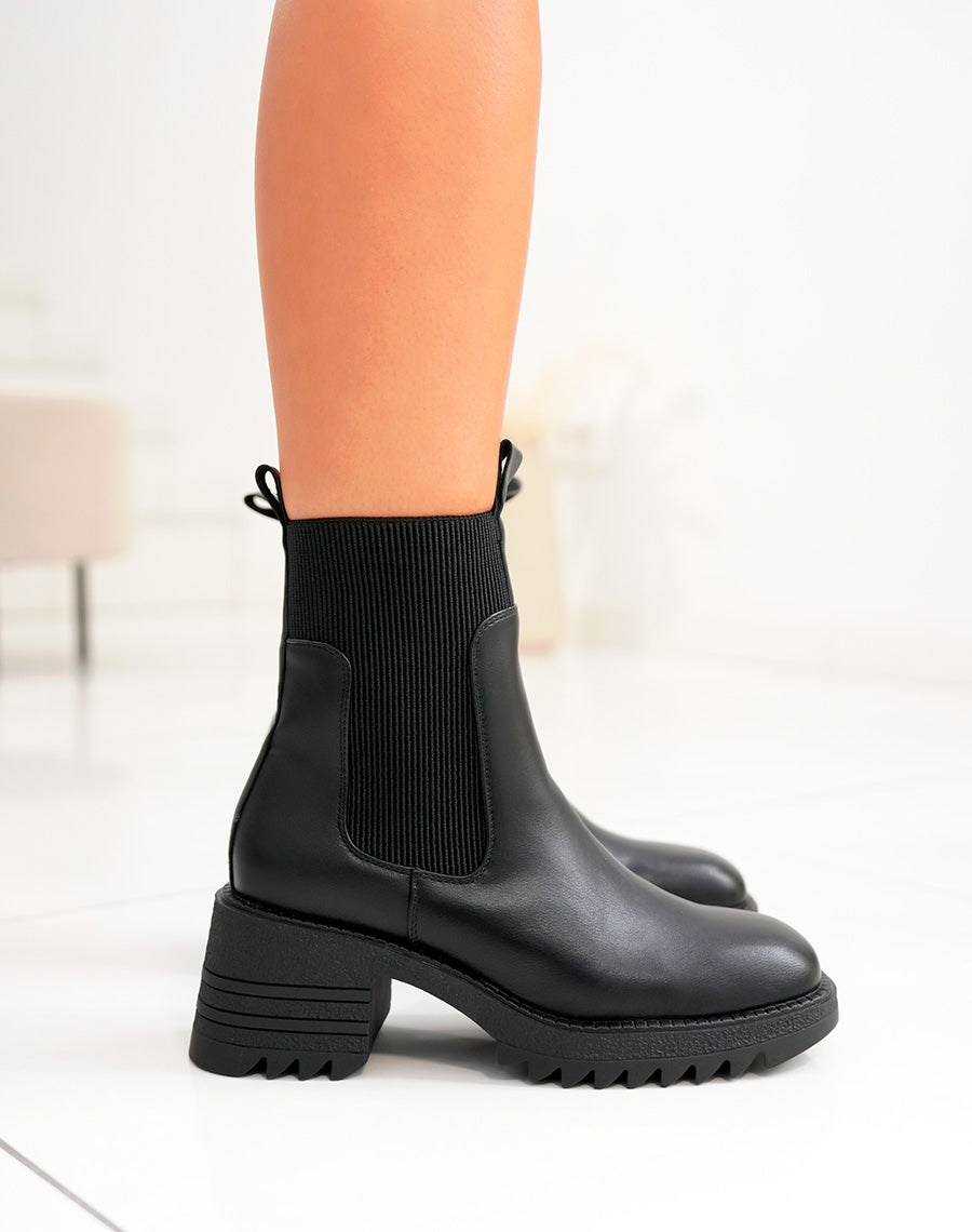 Bottines noires à petit talon et élastique