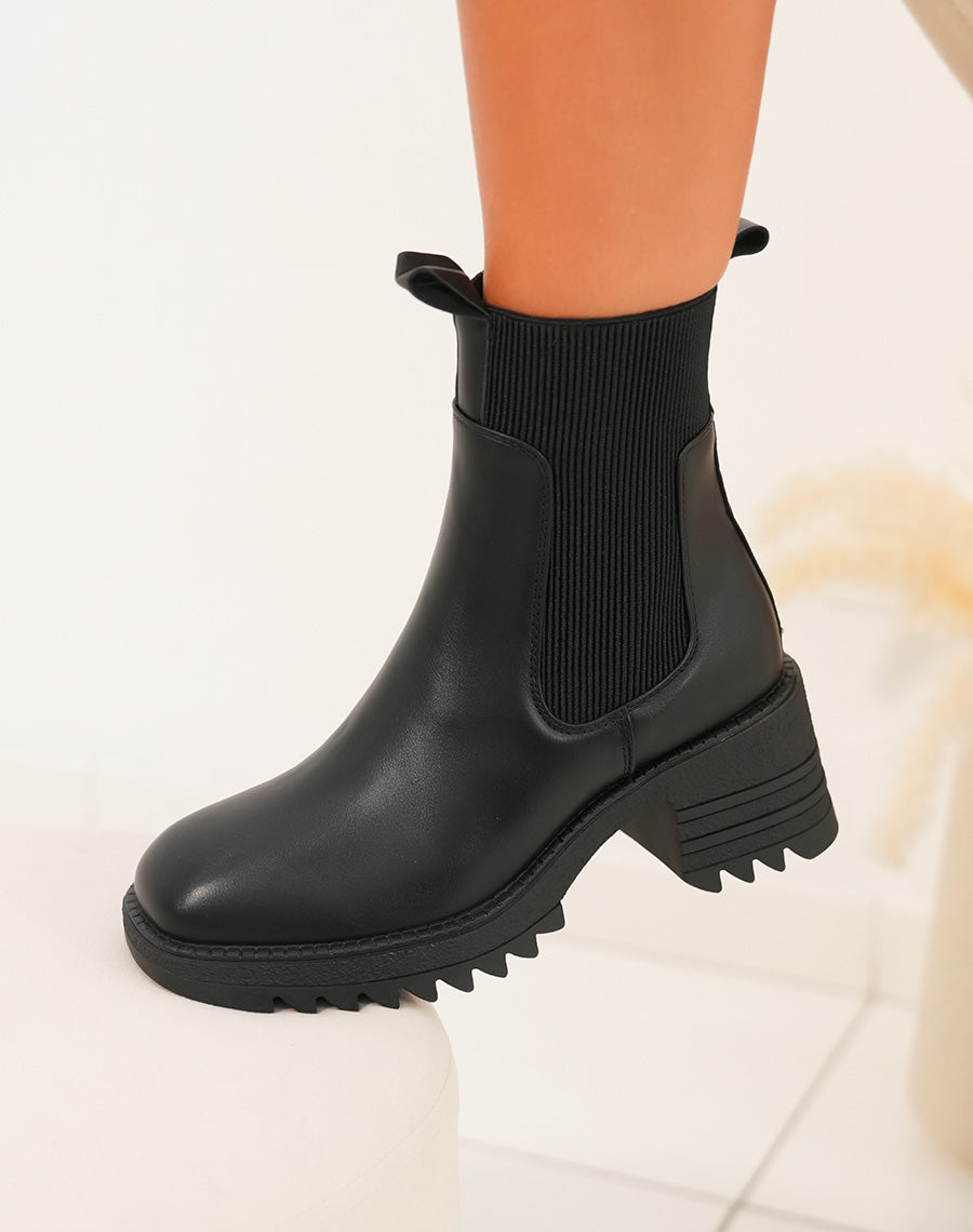 Bottines noires à petit talon et élastique