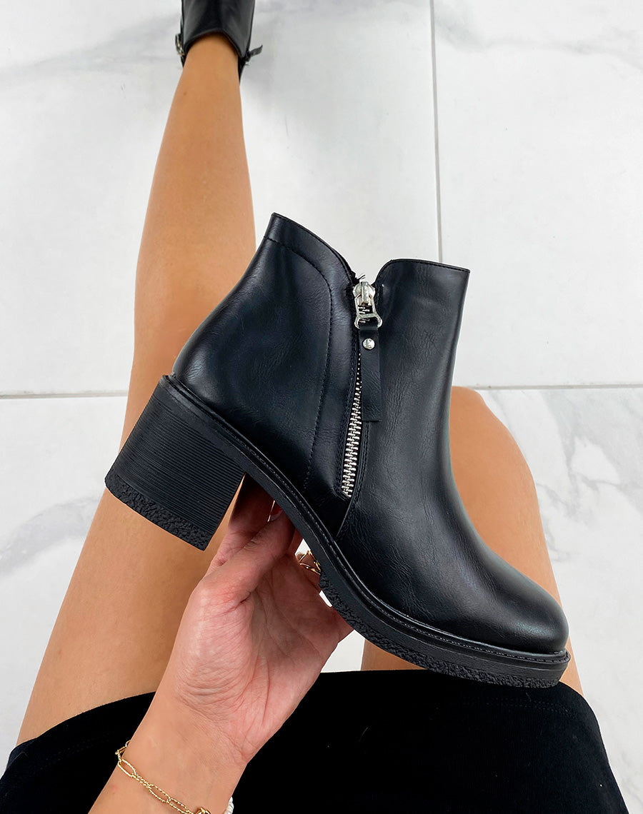 Bottines noires à petit talon et zip argenté