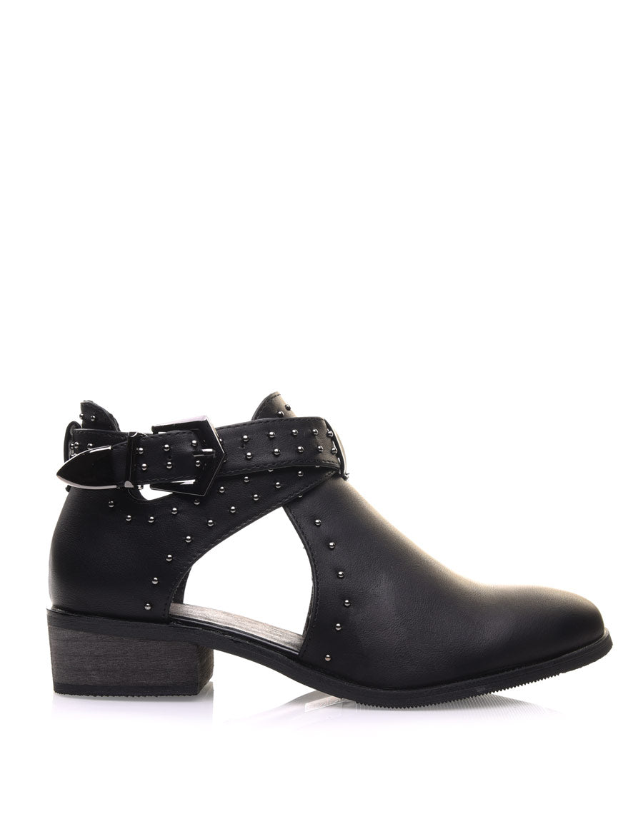 Bottines noires plates ajourées cloutées