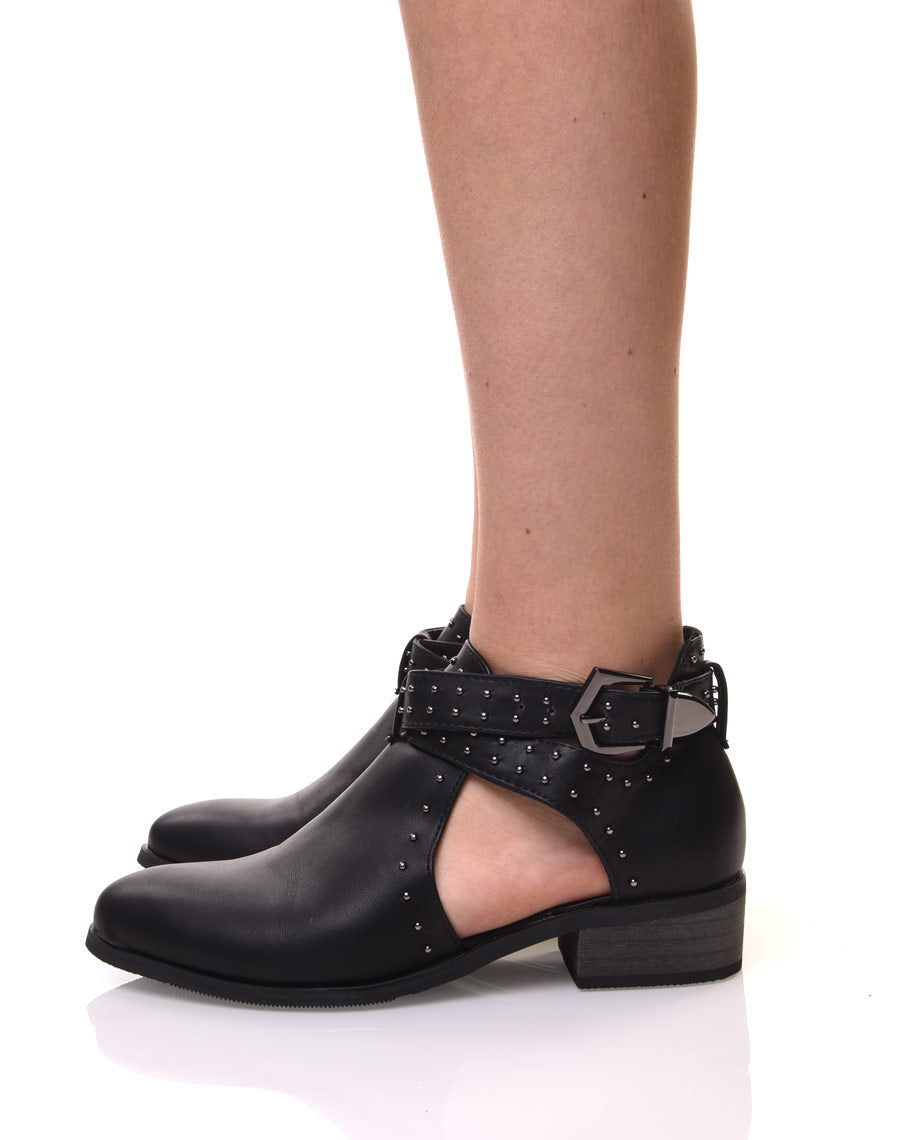 Bottines noires plates ajourées cloutées