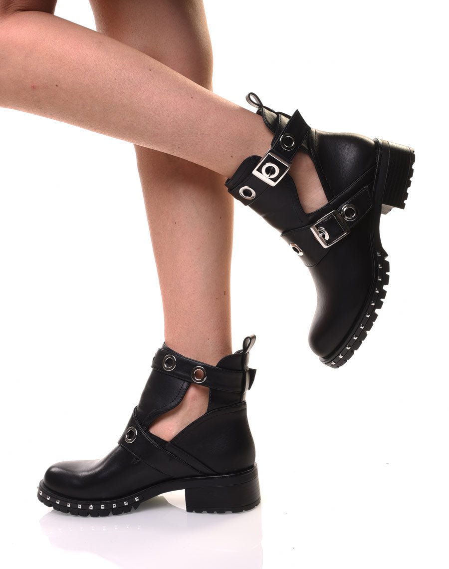 Bottines noires plates ajourées œillets