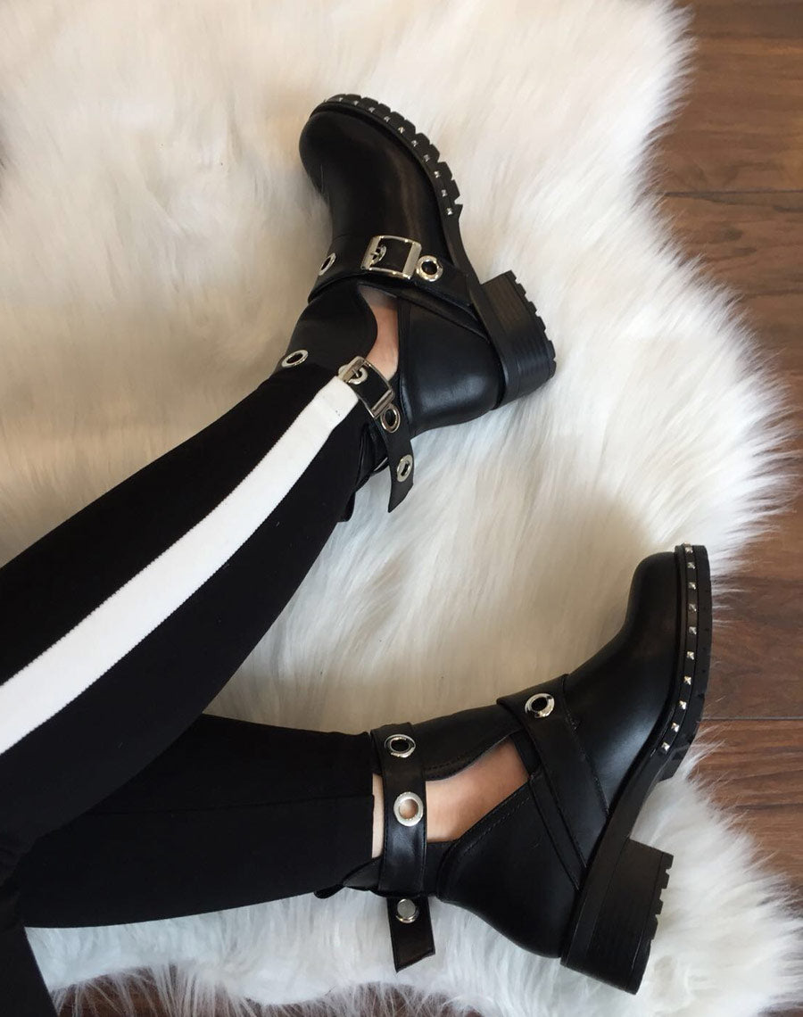 Bottines noires plates ajourées œillets