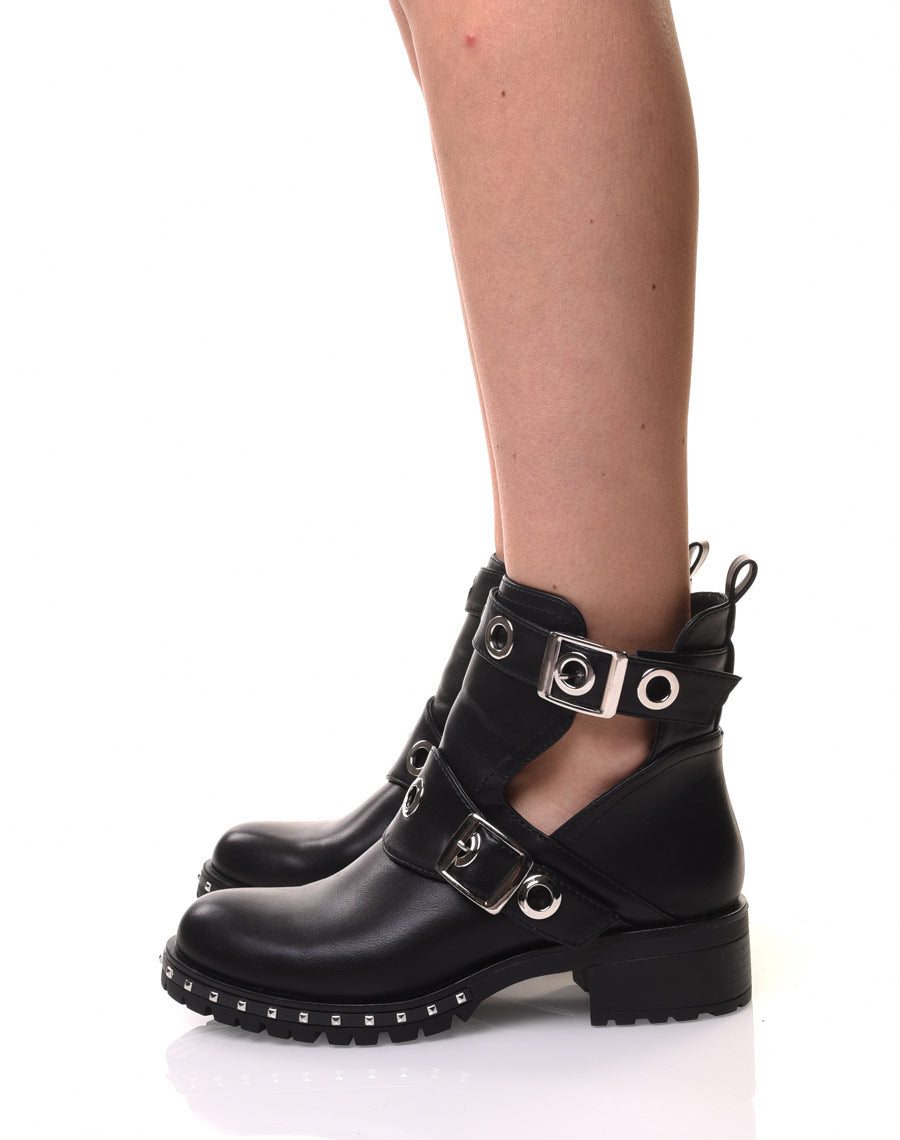 Bottines noires plates ajourées œillets