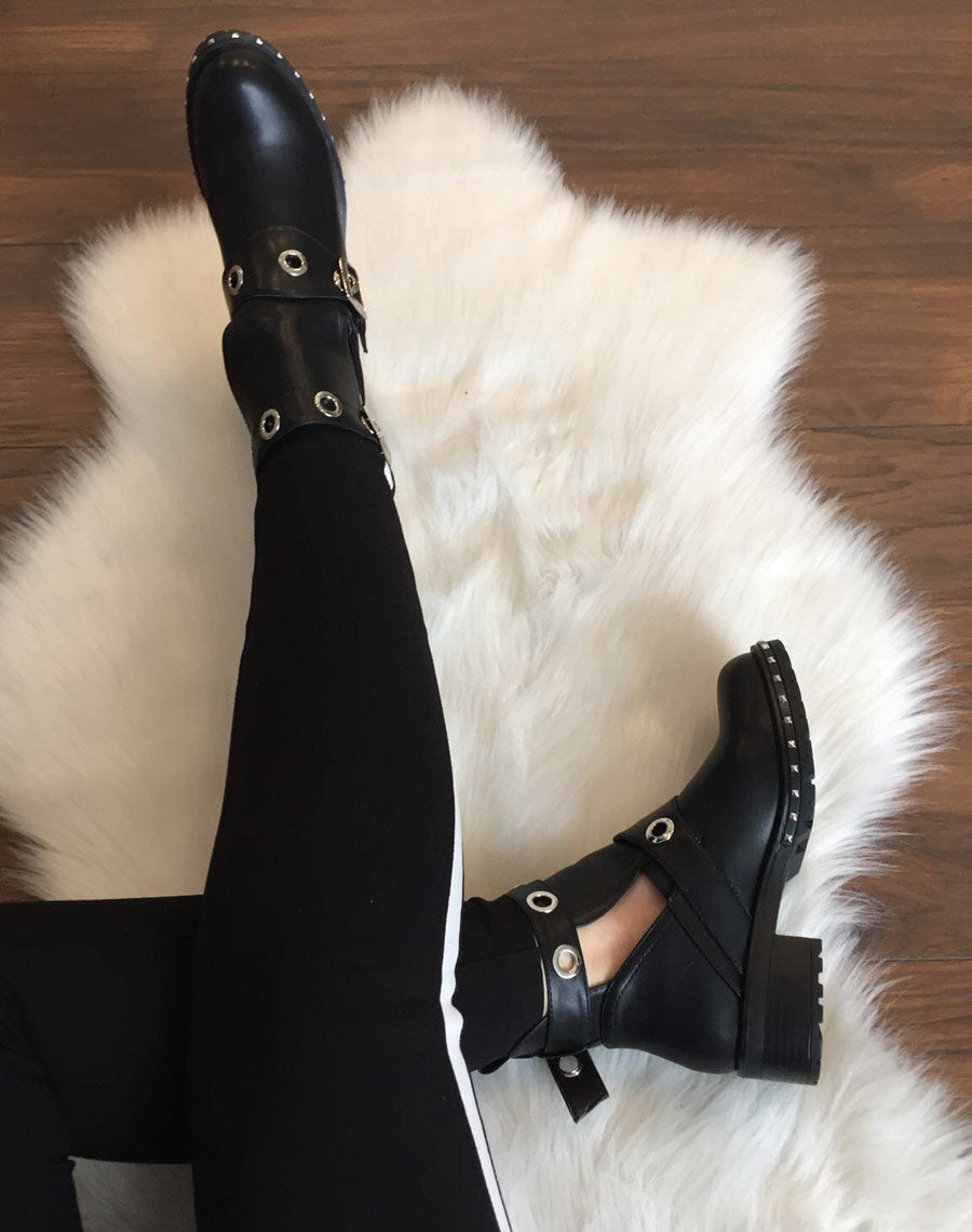 Bottines noires plates ajourées œillets