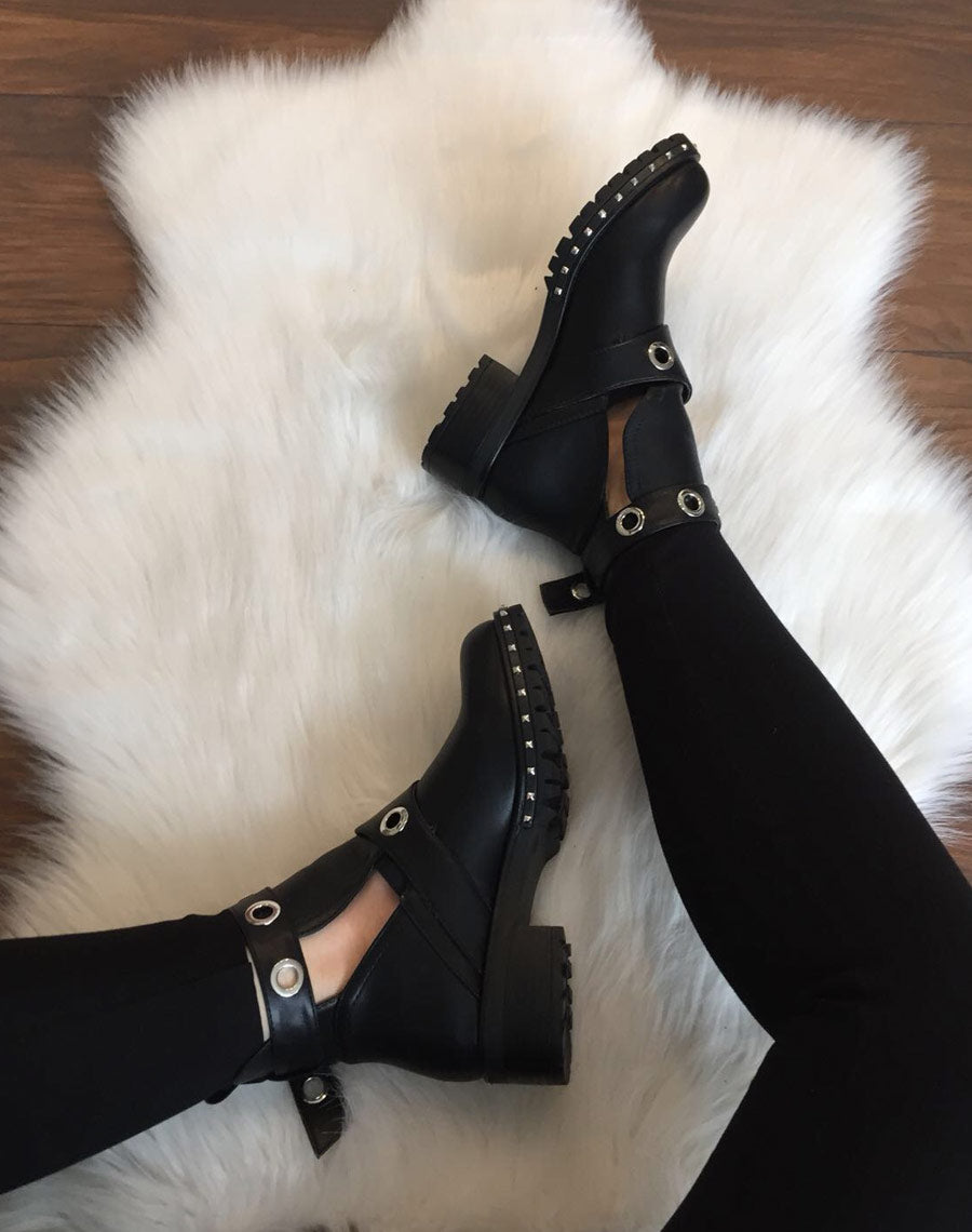 Bottines noires plates ajourées œillets