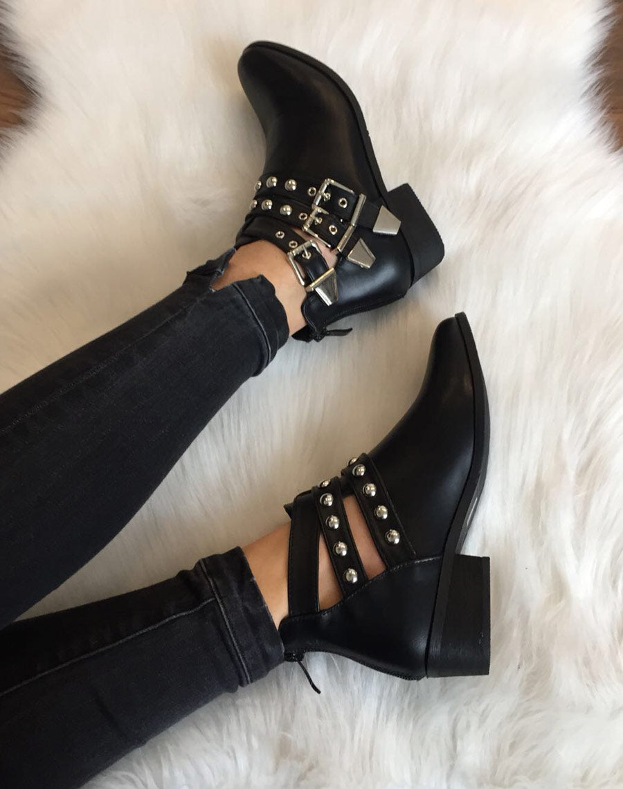 Bottines noires plates différentes lanières cloutés