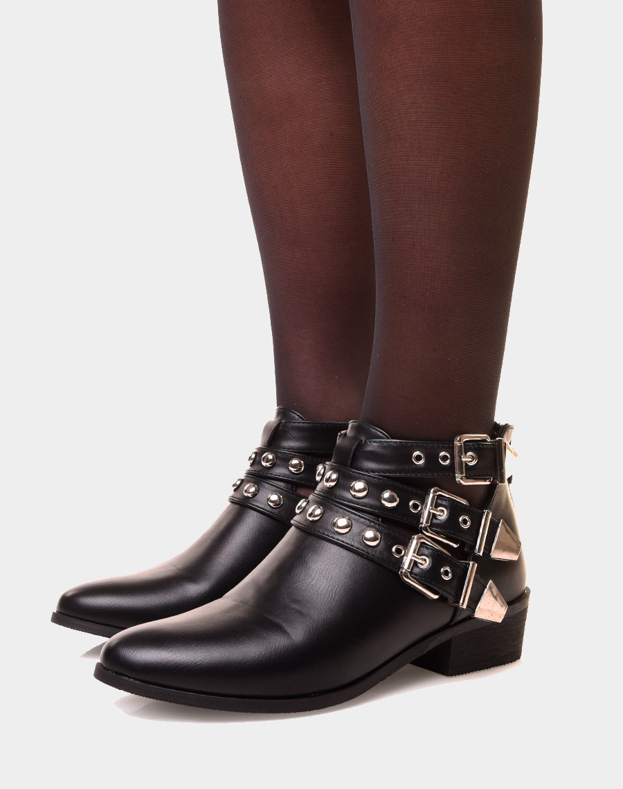 Bottines noires plates différentes lanières cloutés